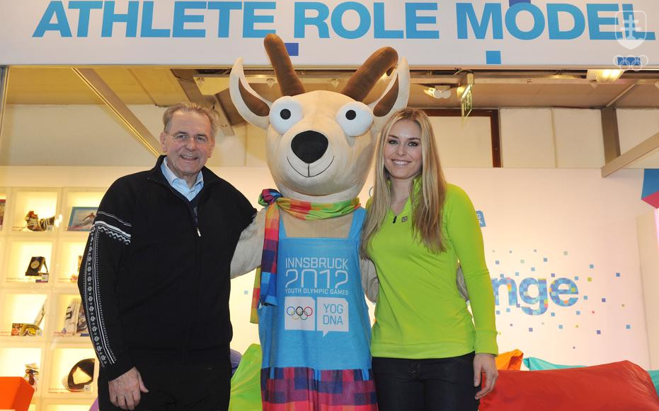 Počas I. ZOH mládeže v Innsbrucku 2012 Jacques Rogge spolu s celosvetovou ambasádorkou podujatia, americkou zjazdárkou Lindsey Vonnovou.