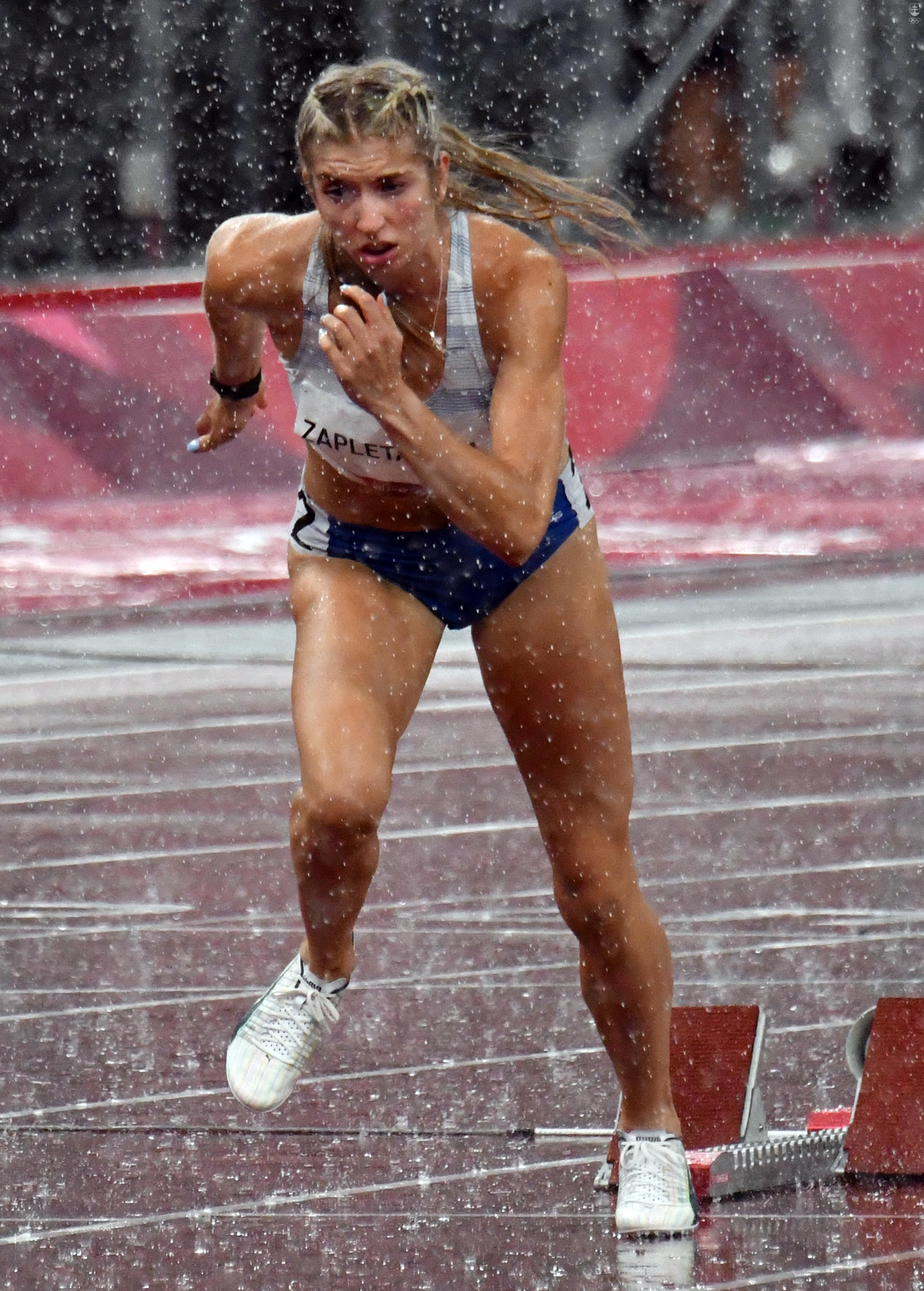 Semifinálové behy na 400 m prekážok žien poznačil hustý lejak.