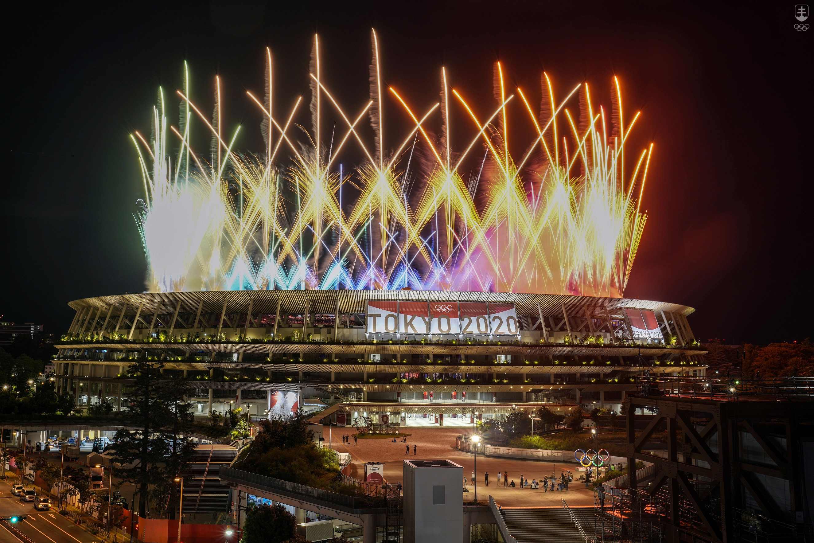Ohňostroj nad Národným štadiónom počas záverečného ceremoniálu XXXII. letných olympijských hier v Tokiu 8. augusta 2021.