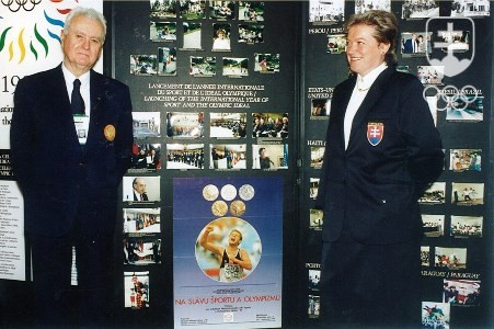Mária Mračnová ako podpredsedníčka SOV v roku 1995 spoločne s predsedom SOV Vladimírom Černušákom pri prezentácii bohatého spektra olympijských aktivít na valnom zhromaždení ANOV.