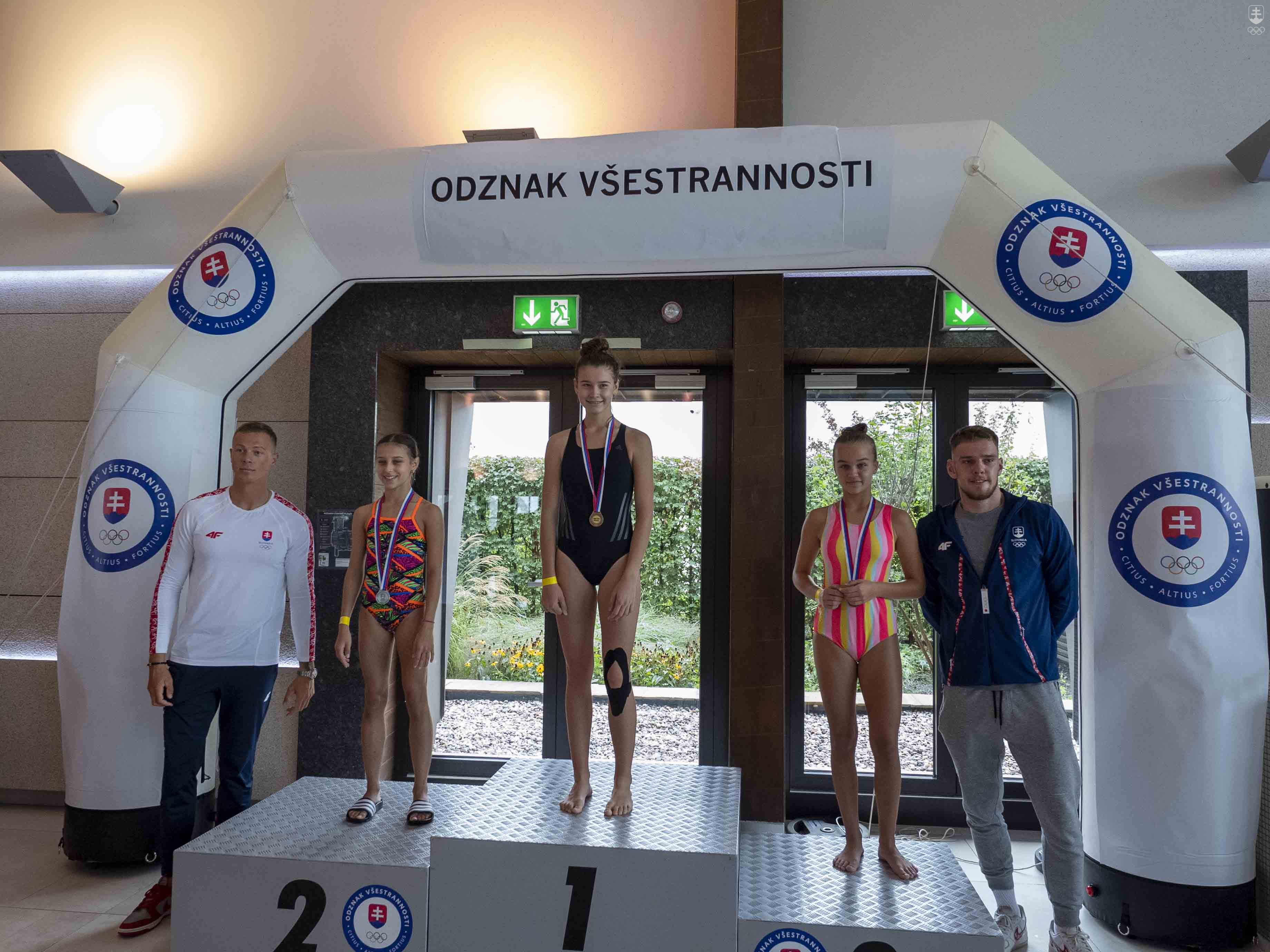 Csaba Zalka a Adam Botek prišli finalistov podporiť počas plaveckých disciplín.