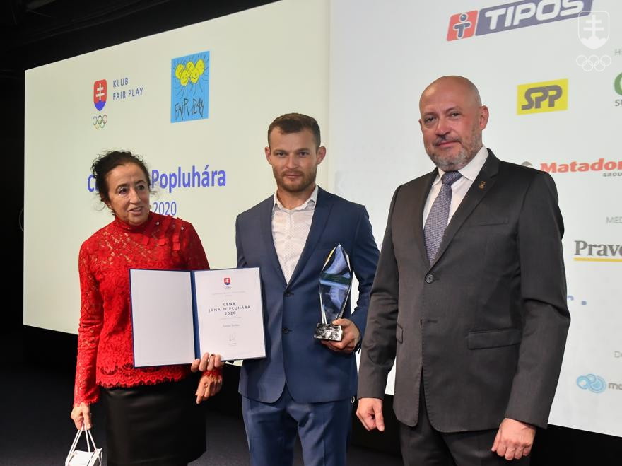 Najvyššie slovenské ocenenie fair play Štefanovi Svitkovi odovzdali predsedníčka KFP SOŠV Katarína Ráczová a prezident SOŠV Anton Siekel.