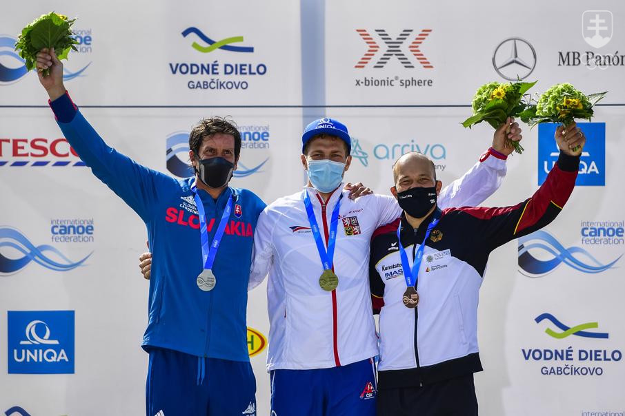 Stupeň víťazov po súťaži MS v Čunove v kategórii C1: zľava strieborný Alexander Slafkovský, víťazný Čech Václav Chaloupka a bronzový Nemec Franz Anton.