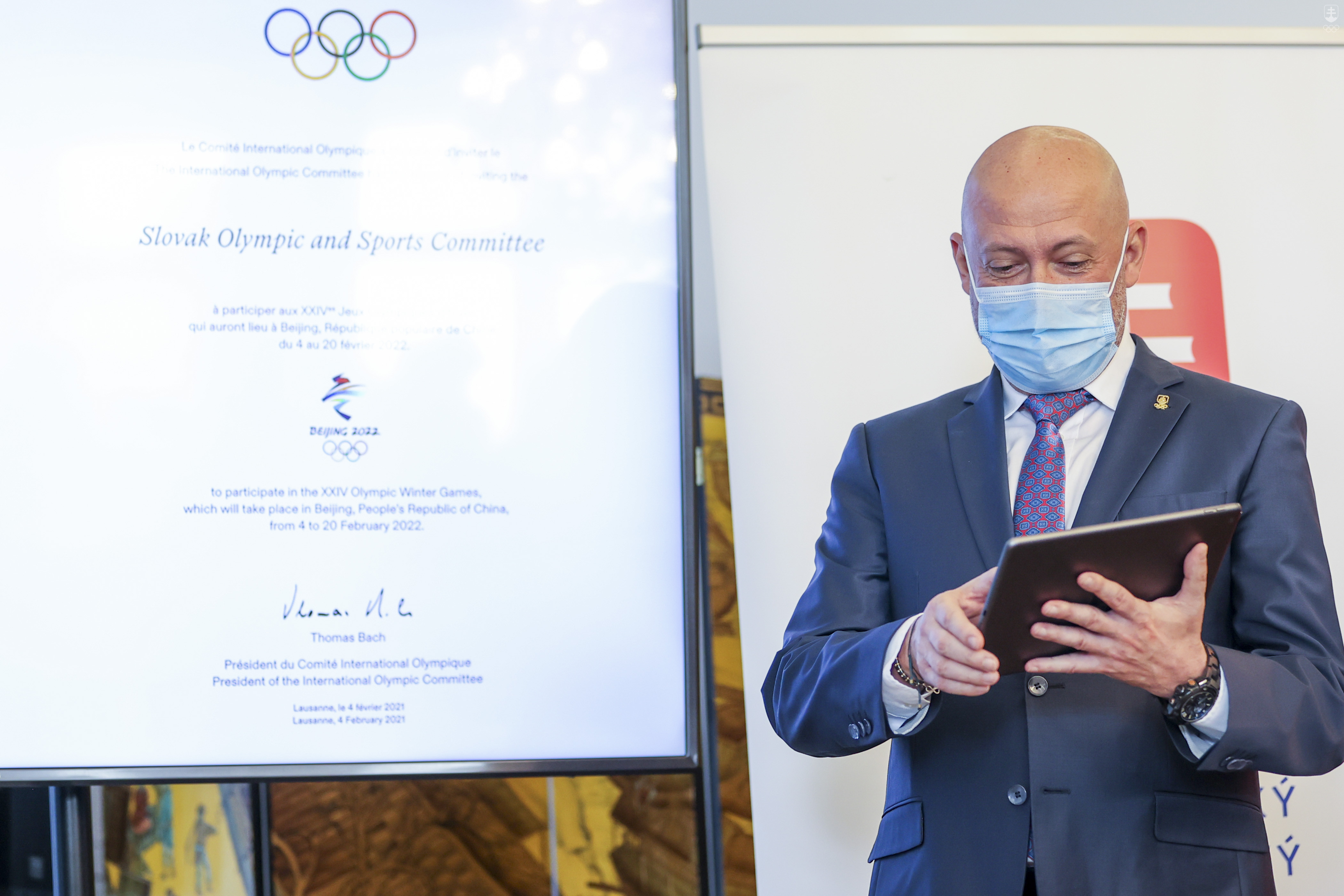Prezident SOŠV Anton Siekel elektronicky podpisuje prihlášku na ZOH do Pekingu