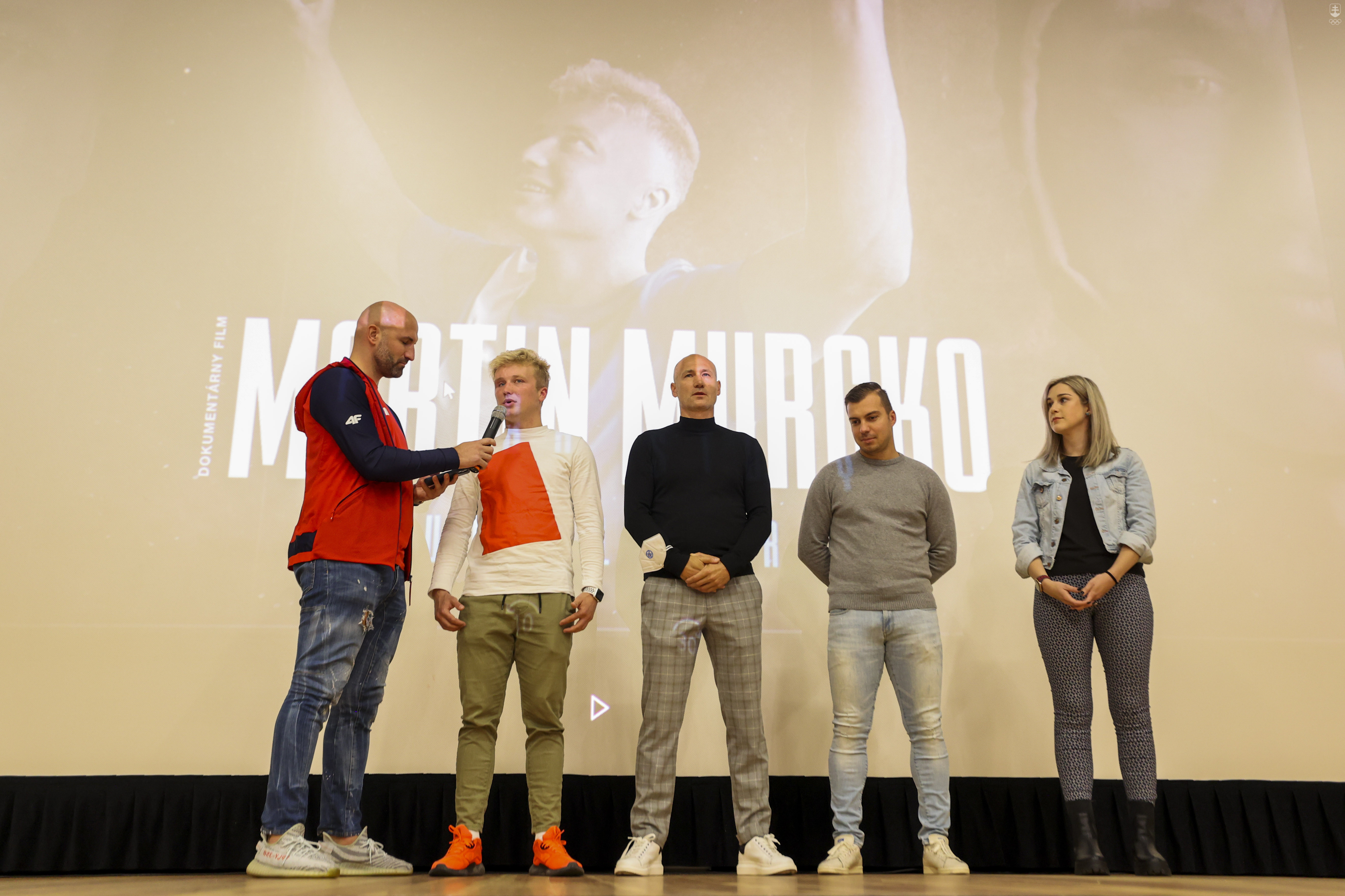 Premietanie filmového dokumentu o futbalistovi Martinovi Murckovi (druhý zľava). Vznik dokumentu podporila aj Nadácia SOŠV.