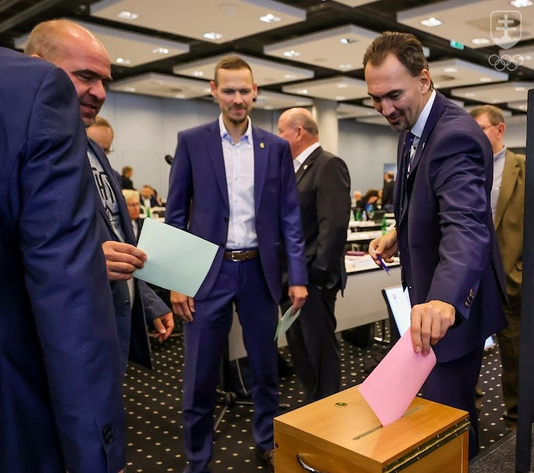 Momentka z volieb. Do volebnej urny práve vhadzuje svoj lístok Miroslav Šatan, za ním čaká Matej Tóth. Obaja boli zvolení do exekutívy. Vľavo Roman Benčík.