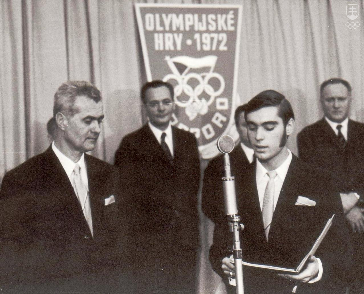 Vladimír Černušák ako vedúci československej výpravy na ZOH 1972 v Sappore v spoločnosti krasokorčuliara Ondreja Nepelu pri skladaní slávnostného sľubu.