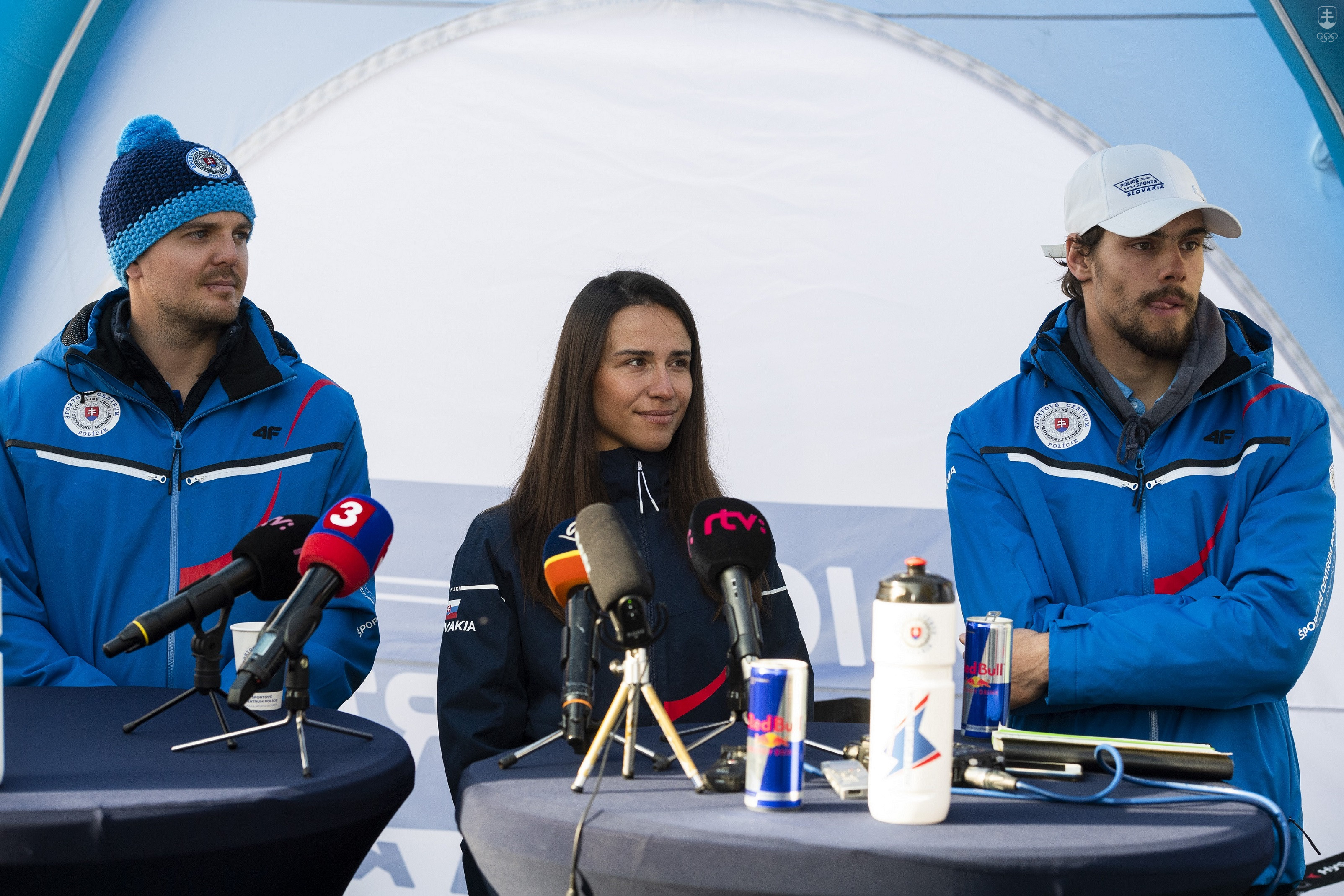 Na snímke zľava tréner Matej Matys a snoubordisti Klaudia Medlová a Samuel Jaroš počas tlačového brífingu Športového Centra Polície (ŠCP) pred zimnou olympijskou sezónou v Bratislave 15. novembra 2021.