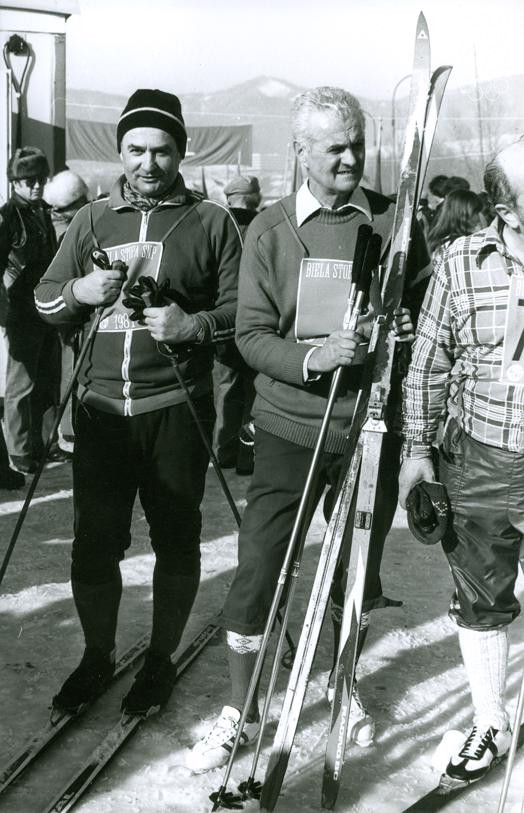 Vladimír Černušák (na snímke vpravo) bol nielen významný športový teoretik, tréner a funkcionár, ale aj aktívny športovec. Ešte na prahu šesťdesiatky štartoval na Bielej stope SNP v behu na lyžiach.