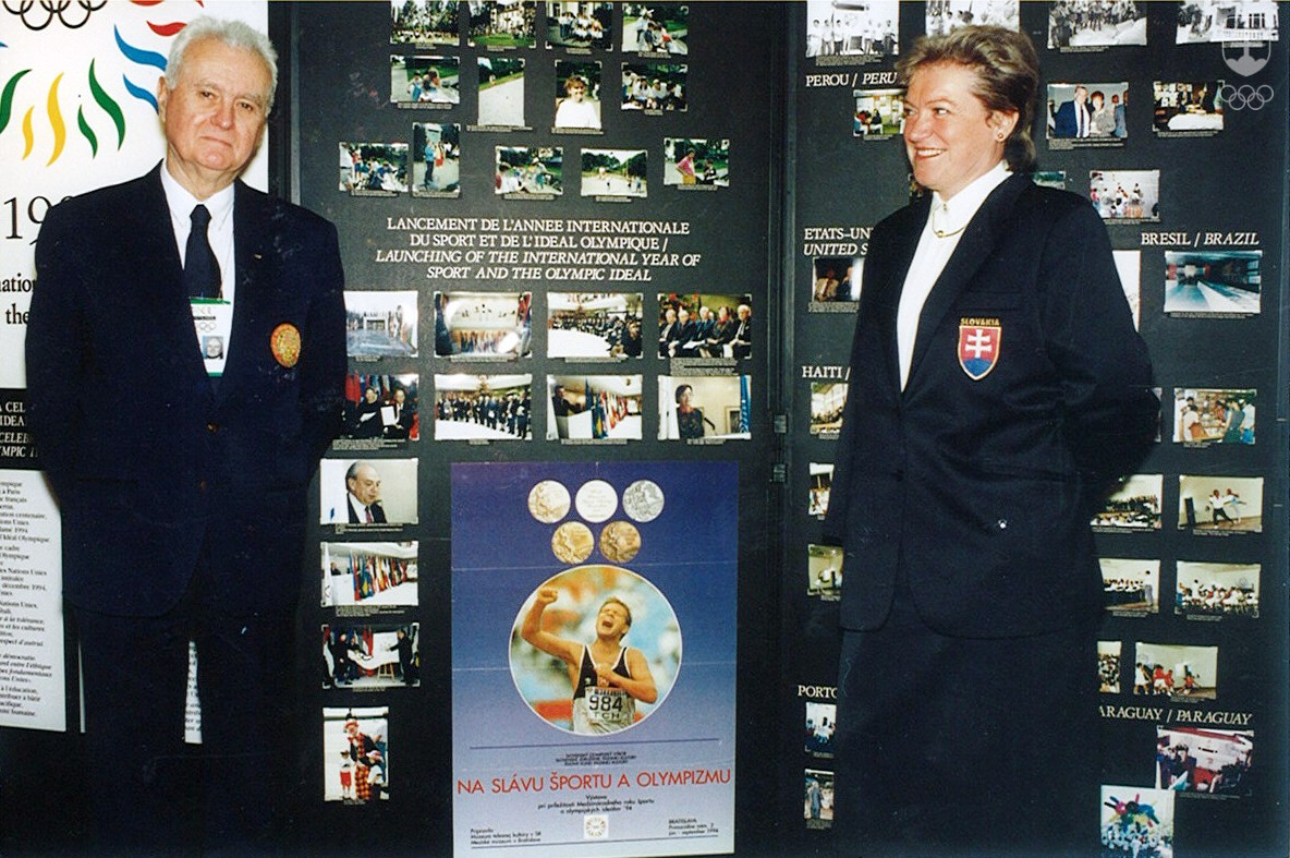 Na fotografii z Paríža 1994 Vladimír Černušák a Mária Mračnová pri paneli, na ktorom prezentovali rozmanité olympijské aktivity národné olympijské výbory z celého sveta.