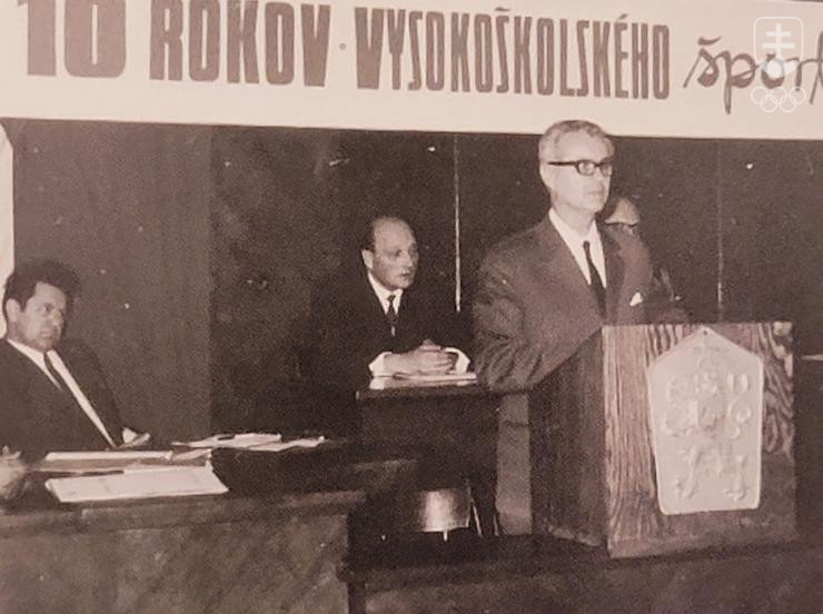Vladimír Černušák pri prejave na podujatí v rámci vysokoškolského športu.
