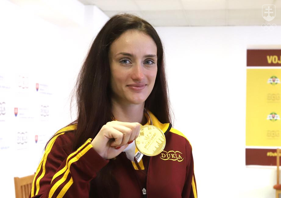 Monika Chochlíková so zlatou medailou majsterky sveta v thajskom boxe.