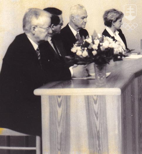 Na fotografii z odovzdávania cien Klubu fair play ČSOV v Bratislave v roku 1992 zľava podpredsedovia ČSOV Přemysl Herych a Pavol Glesk, člen MOV Vladimír Černušák a predsedníčka ČSOV Věra Čáslavská.
