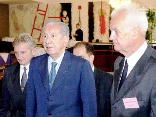 Vladimír Černušák sprevádzajúc prezidenta MOV Samarancha počas jeho návštevy Bratislavy v roku 2000, vľavo vtedajší predseda SOV František Chmelár.