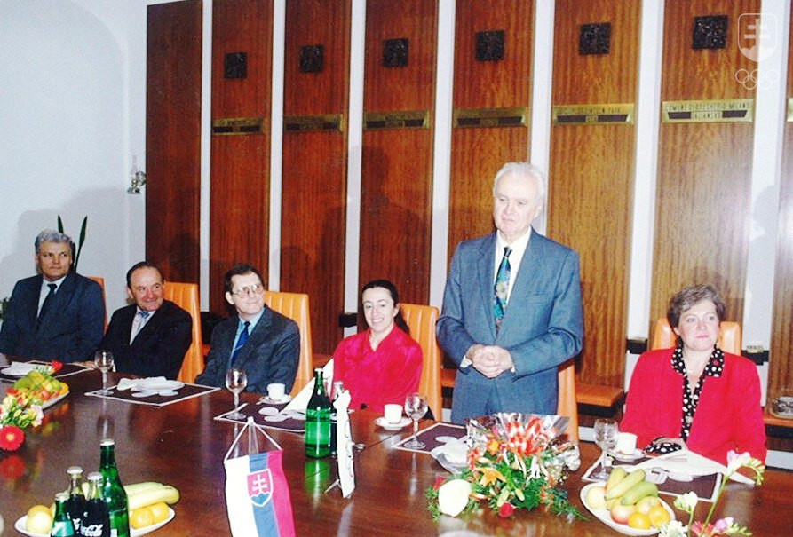 Na fotografii z návštevy delegácie SOV v Olympijskom klube Košice zľava Anton Švajlen, Mikuláš Athanasov, Pavol Glesk, Katarína Ráczová, Vladimír Černušák a Mária Mračnová.