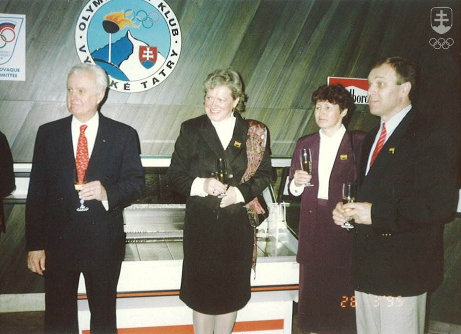 Momentka z otvorenia Olympijského klubu (OK) Vysoké Tatry, Zľava Vladimír Černušák, Mária Mračnová, Anna Pasiarová a Vladimír Šťastný.