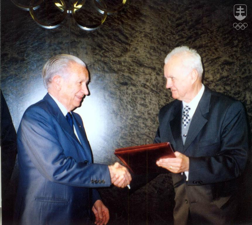 Vladimír Černušák ako predseda SOV v Lausanne pri odovzdávaní oficiálnej prihlášky Popradu-Tatier do kandidátskeho procesu na ZOH 2002 prezidentovi MOV Juanovi Antoniovi Samaranchovi.
