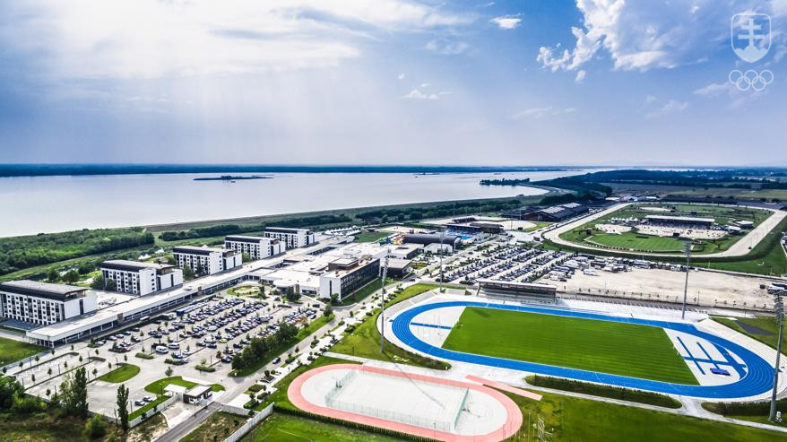 Vzdušný pohľad na Olympijské tréningové centrum X-bionic sphere v Šamoríne, ktoré bude hneˇ%d od začiatku roka 2022 znovu fungovať ako Karanténne tréningové centrum pre vrcholový šport.