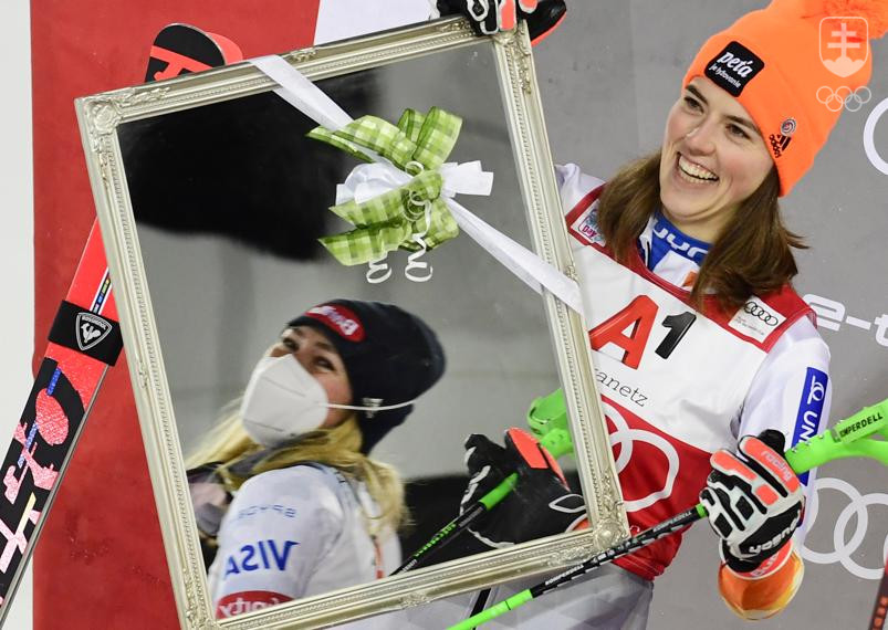 Petra Vlhová a jej radosť na stupni víťaziek po druhom mieste v nedávnom slalome SP v Schladmingu.