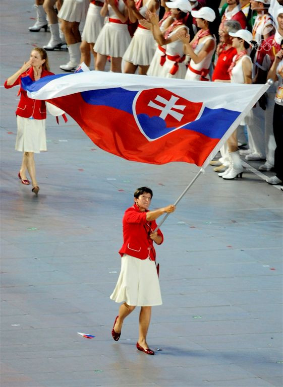 Elena Kaliská ako vlajkonosička slovenskej výpravy na slávnostnom otvorení OH 2008 v Pekingu. Bola tam najstaršia členka našej výpravy, ale znovu si vybojovala olympijské zlato!