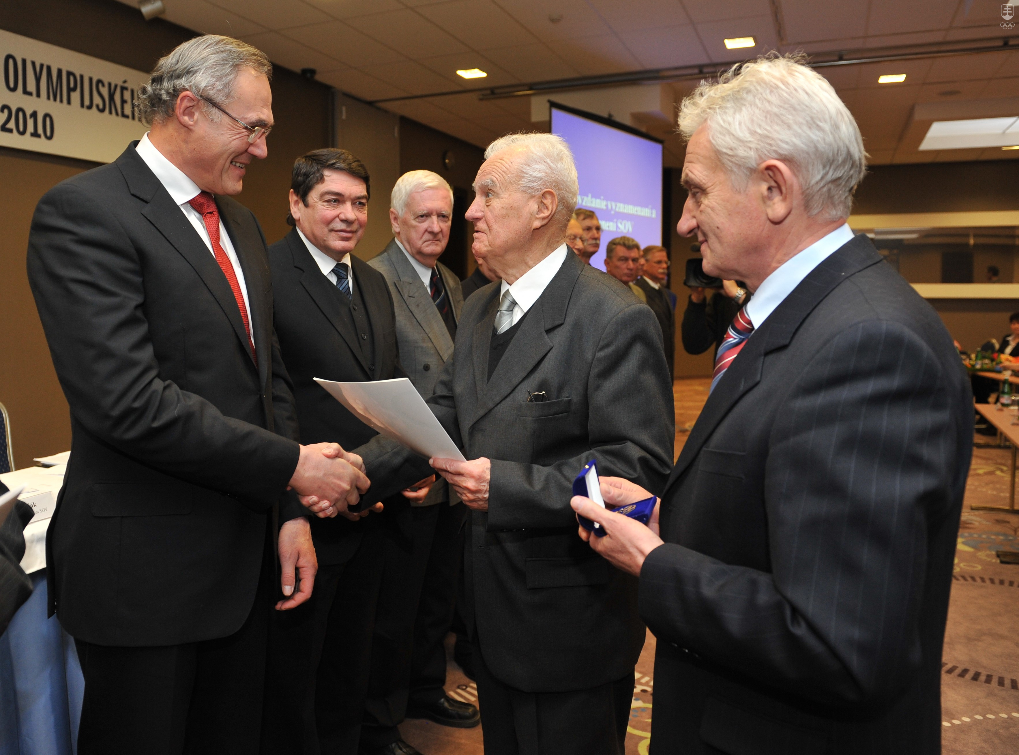 Dušan Hamar v roku 2009 pri preberaní Bronzových kruhov SOV z rúk čestného predsedu SOV Vladimíra Černušáka a predsedu SOV Františka Chmelára.
