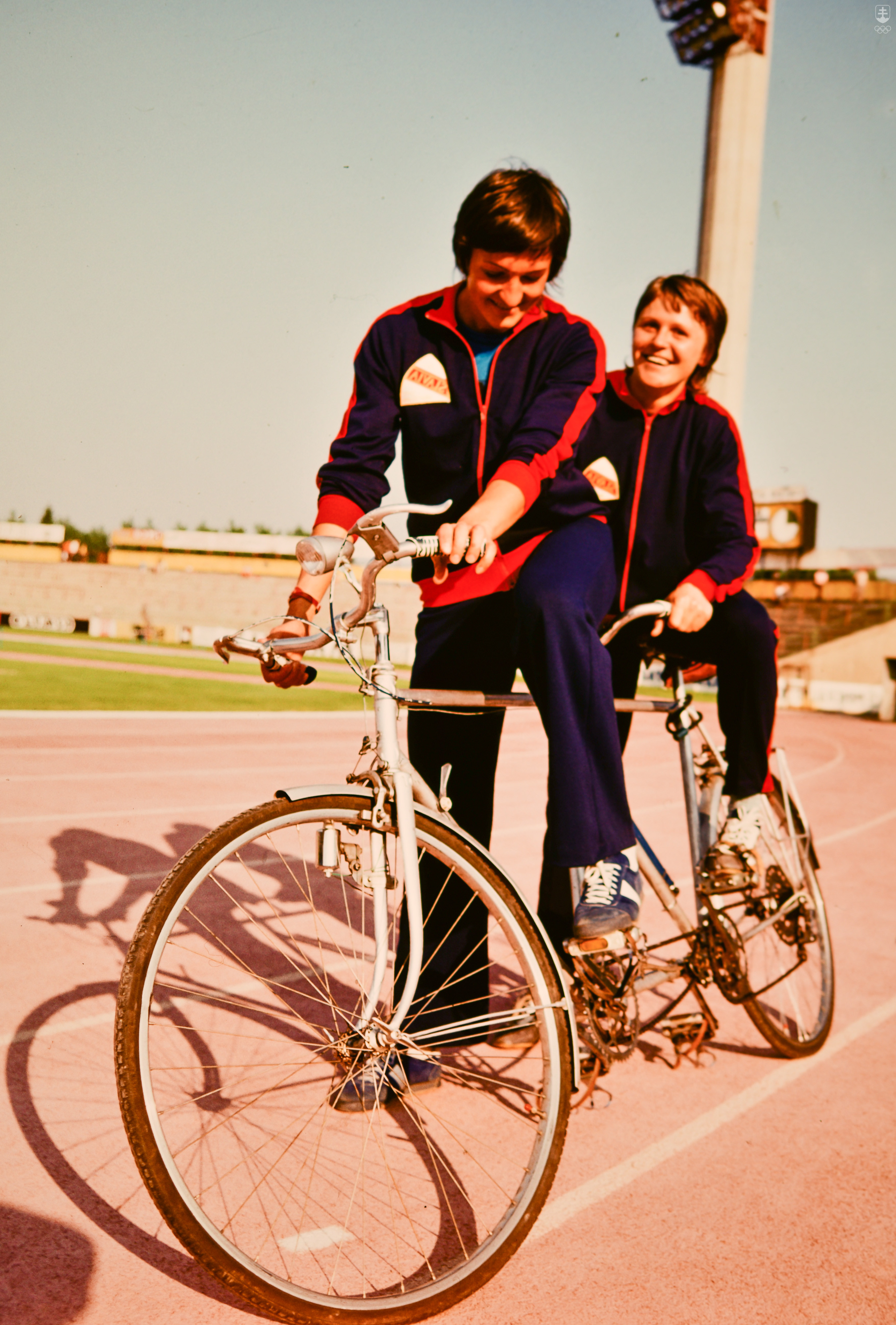 Jozefína Čerchlanová na cyklistickom tandeme spolu s Evou Šuranovou, ktorá je dodnes jedinou slovenskou ženskou olympijskou medailistkou v atletike.