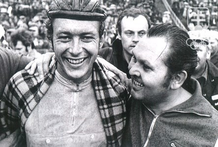 Kamil Haťapka v čase vrcholnej trénerskej kariéry v roku 1972 spolu s víťazom cyklistických Pretekov mieru Vlastimilom Moravcom.