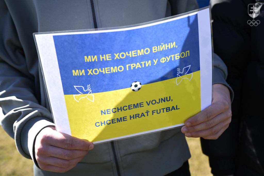 Mladý ukrajinský futbalista chce hrať futbal.