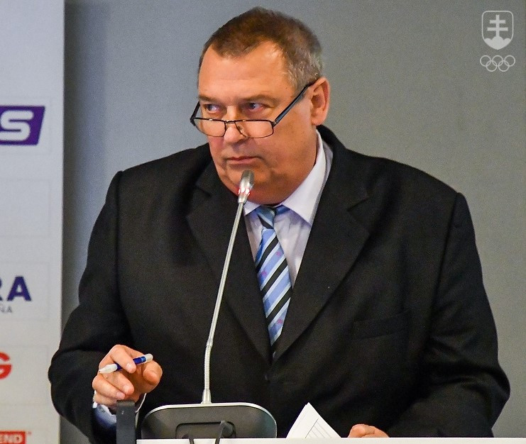 Na fotografii spred niekoľkých rokov prezident Slovenskej gymnastickej federácie Ján Novák počas vystúpenia na valnom zhromaždení Slovenského olympijského výboru.