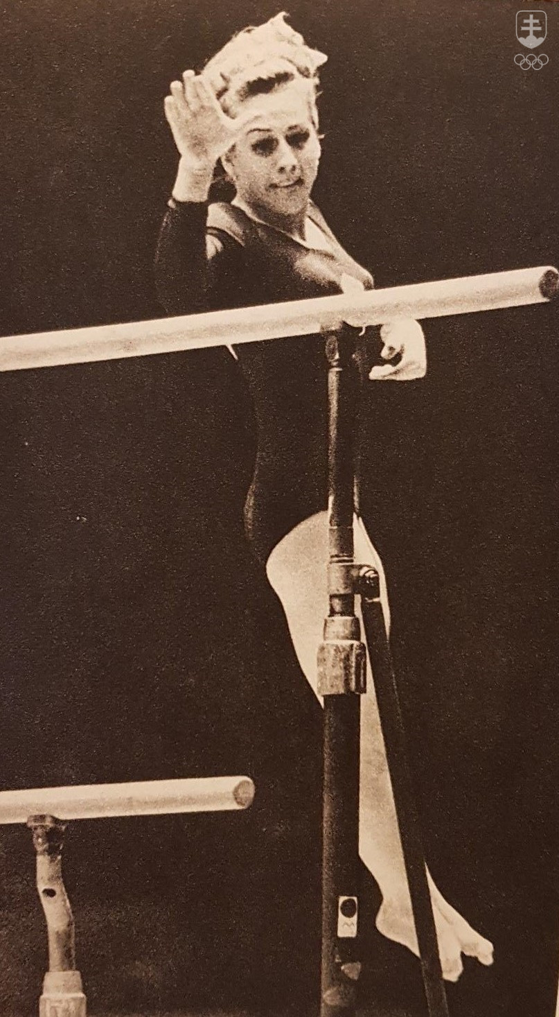 Věra Čáslavská v časoch najväčšej gymnastickej slávy pri svojom unikátnom cvičebnom prvku na bradlách.