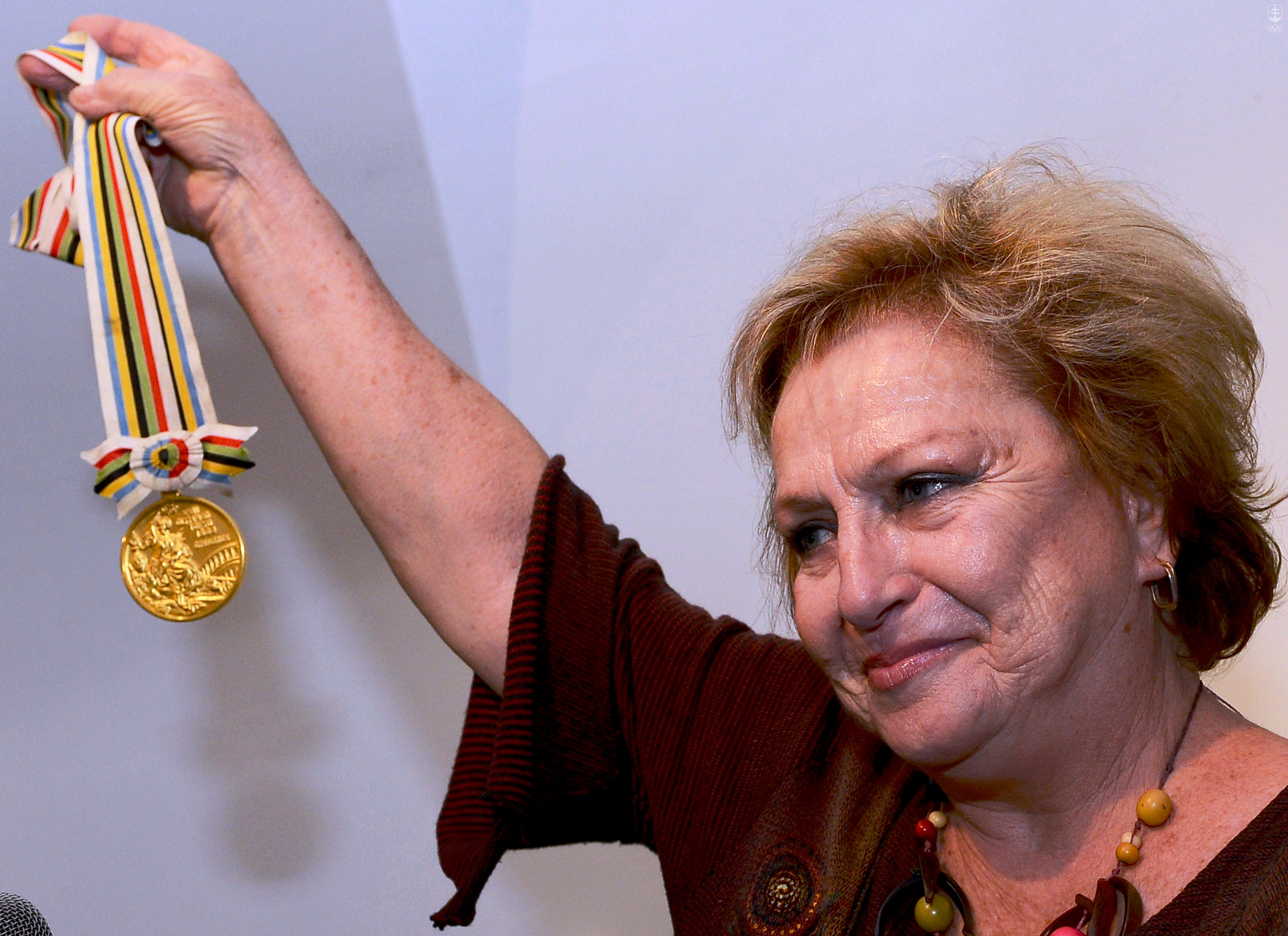 Věra Čáslavská s jednou zo svojich zlatých medailí z OH 1964 v Tokiu, ktorú venovala Slovensku. K unikátnemu daru patrili aj jedna zlatá medaila z OH 1968 v Mexico City.