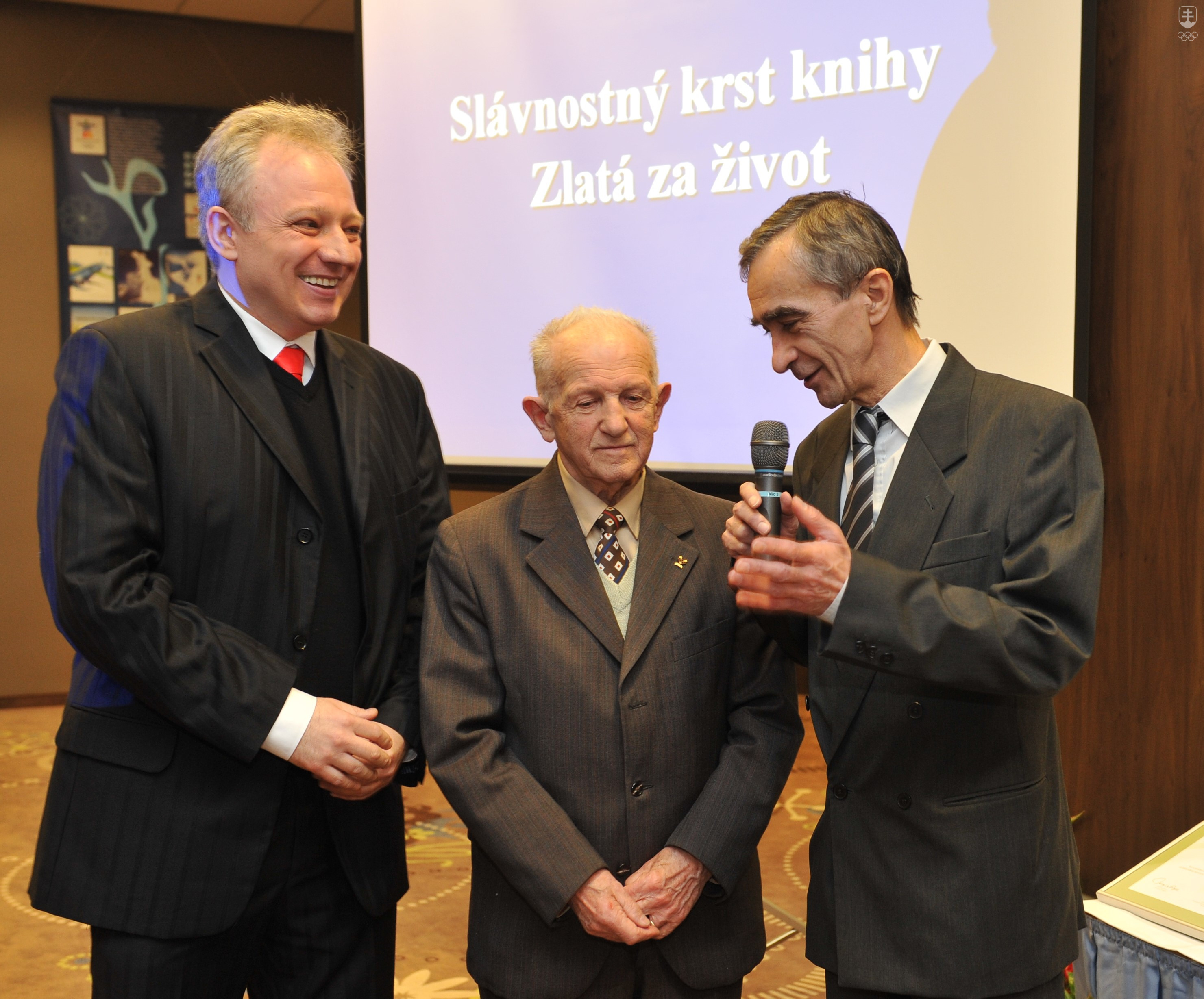 Na momentke z prezentácie knihy "Zlatá za život" o Jánovi Zacharovi v roku 2009 Marián Šimo s Jánom Zacharom, vľavo autor tejto spomienky na priateľa a vynikajúceho novinára Ľubomír Souček.