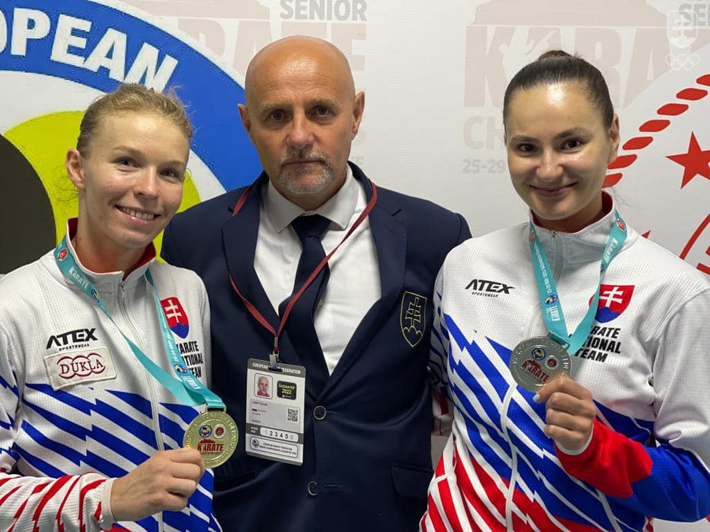 Ingrida Suchánková a Miroslava Kopúňová s medailami z ME v karate a s reprezentačným trénerom Jozefom Poliakom
