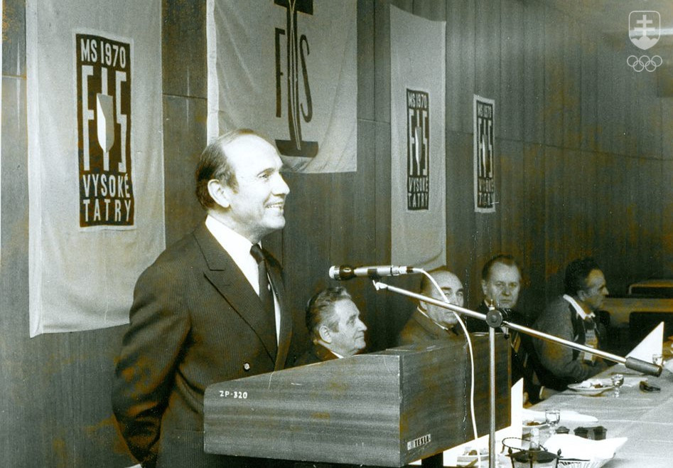 Ján Mráz pri prejave na slávnosti k jubileu MS 1970 v klasickom lyžovaní na Štrbskom Plese.