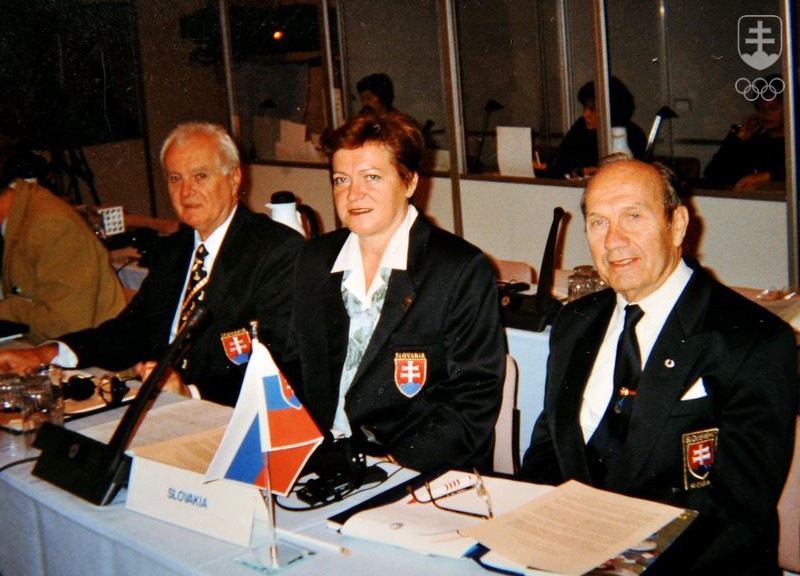 Ján Mráz spolu s Vladimírom Černušákom a Máriou Mračnovou na zasadnutí ANOV v Atlante v roku 1995.