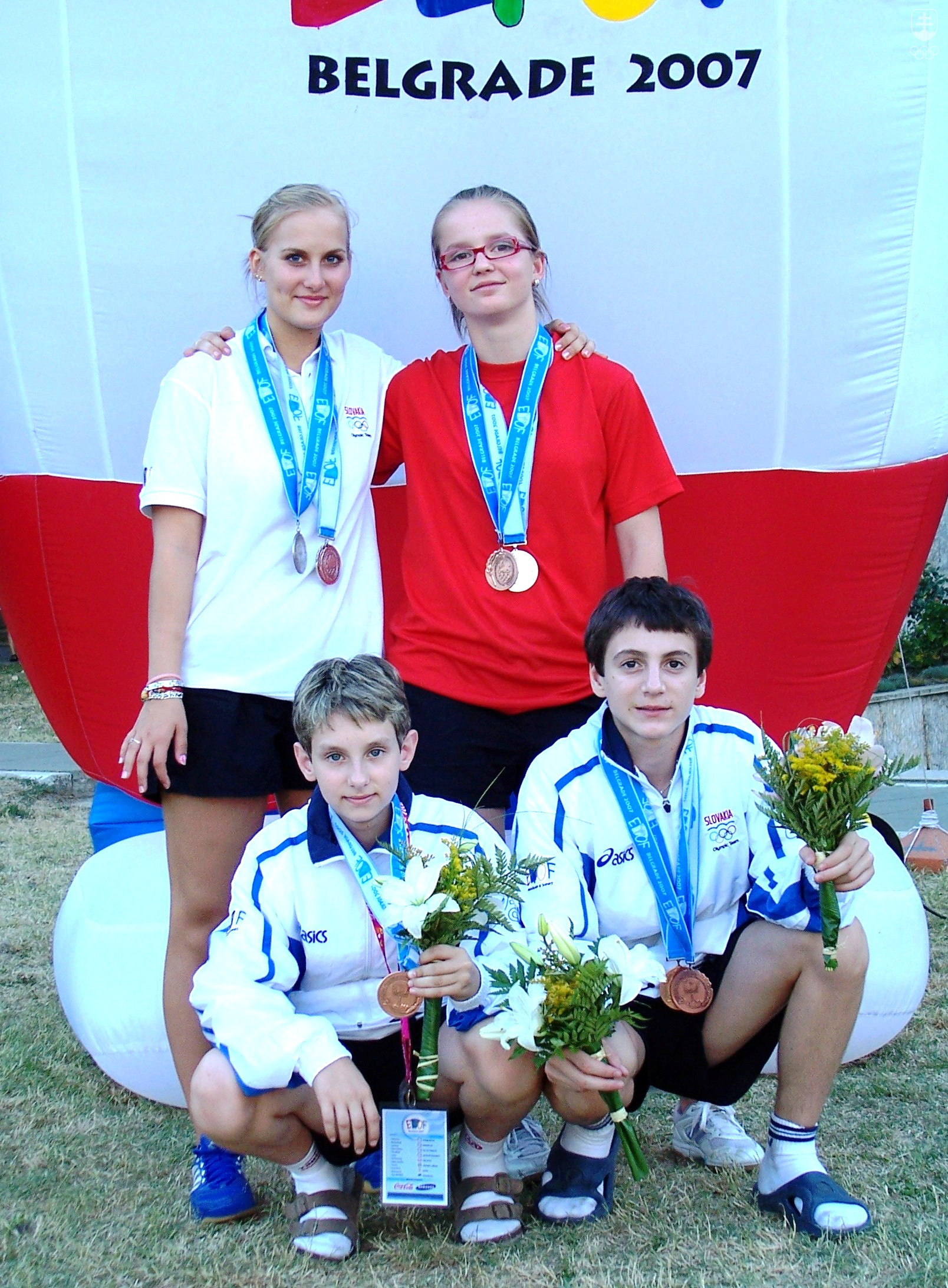 V Belehrade bol stolný tenis v programe EYOF len po druhý raz, ale každý z našej štvorice sa vrátil aspoň s jednou medailou. Na fotografii hore zľava Barbora Balážová a Alžbeta Danová, v pokľaku Dávid Karas a Jakub Figeľ.