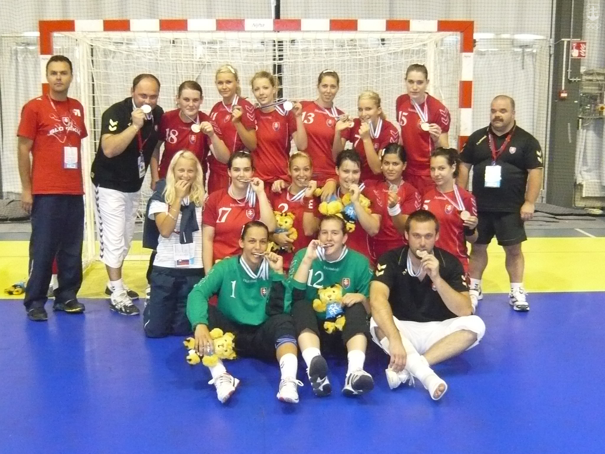 V minulosti mohlo Slovensko na letnom EYOF postaviť v troch kolektívnych športoch dohromady len jeden chlapčenský alebo jeden dievčenský tím, ale v Banskej Bystrici vzhľadom na domáce prostredie môžeme obsadiť chlapčenské aj dievčenské turnaje v basketbale, hádzanej i vo volejbale. Zatiaľ poslednú tímovú medailu získala slovenská výprava na lentom EYOF 2009 v Tampere zásluhou družstva hádzanárok - na snímke.