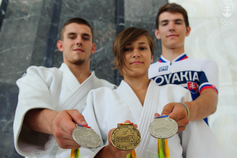 Traja naši medailisti z individuálnych súťaží v Tbilisi – zľava džudisti Miroslav Kopiš, Dominika Kincelová a cyklista Matúš Štoček.