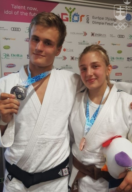 Medailoví džudisti – strieborný Denis Turac a bronzová Nina Geršiová.