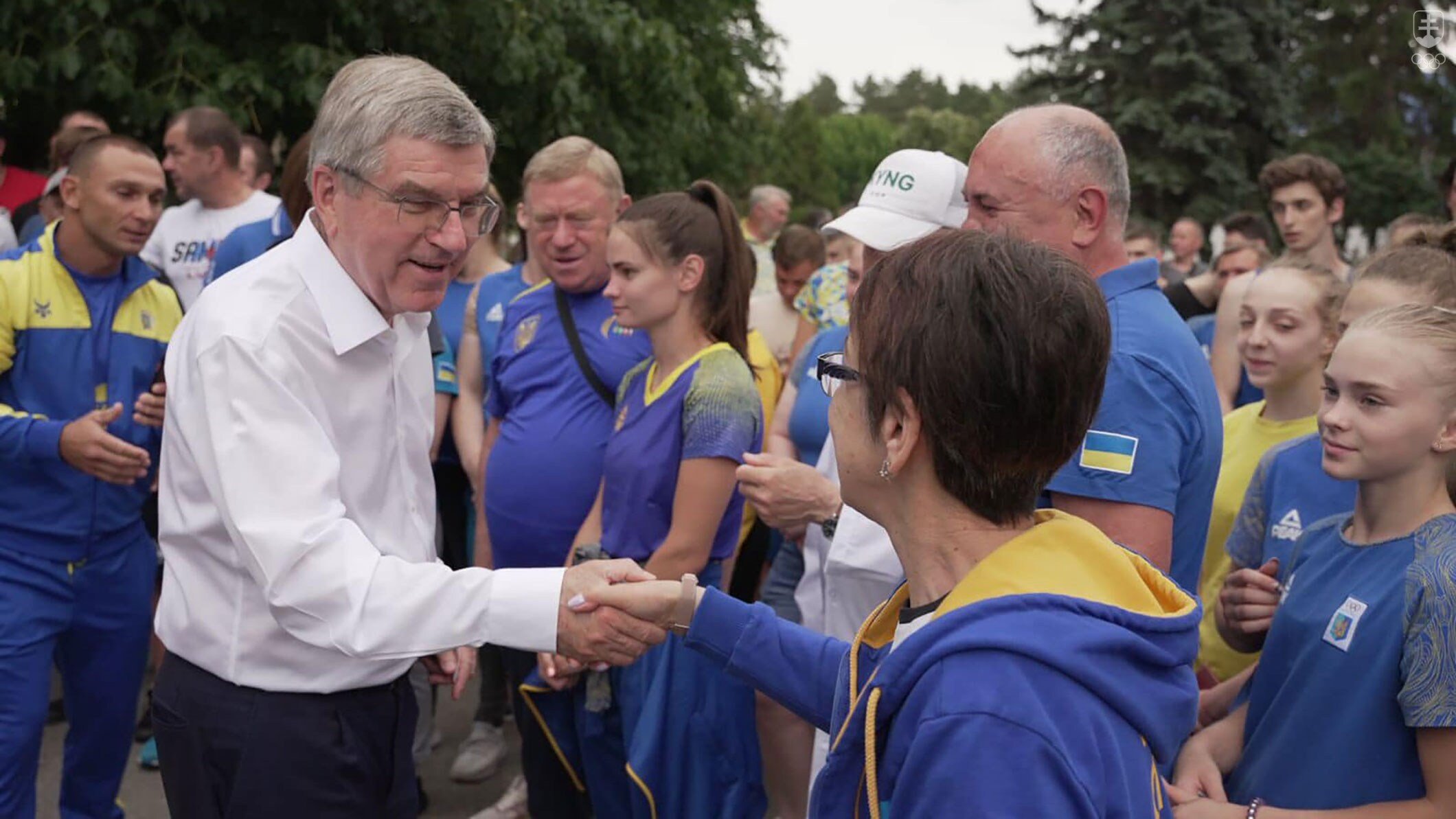 Thomas Bach pri návšteve Kyjeva medzi ukrajinskými športovcami.