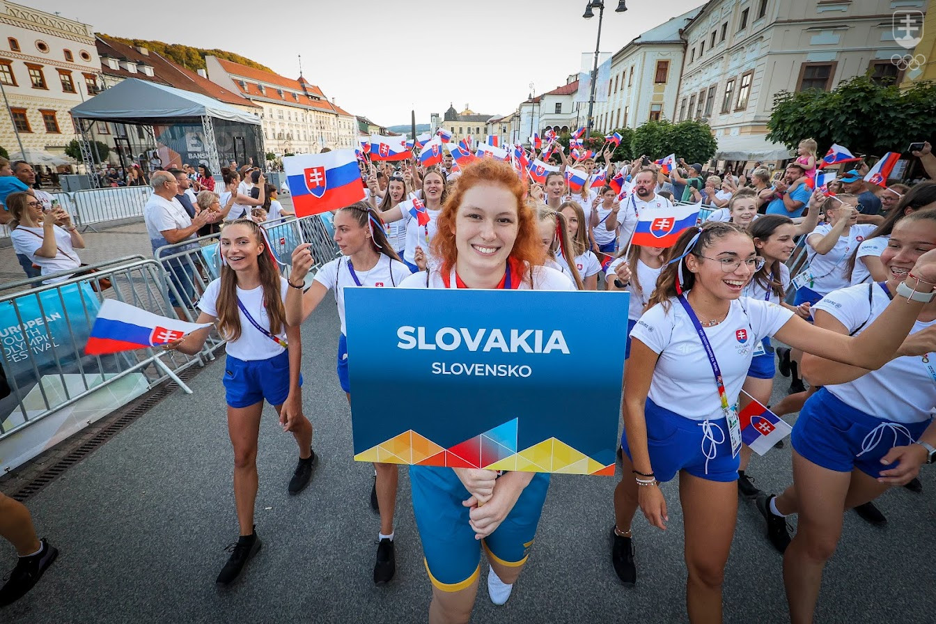 Malá ilustrácia skvelej atmosféry EYOF - nálada medzi členmi slovenskej výpravy cestou ulicami mesta na otvárací ceremoniál podujatia.