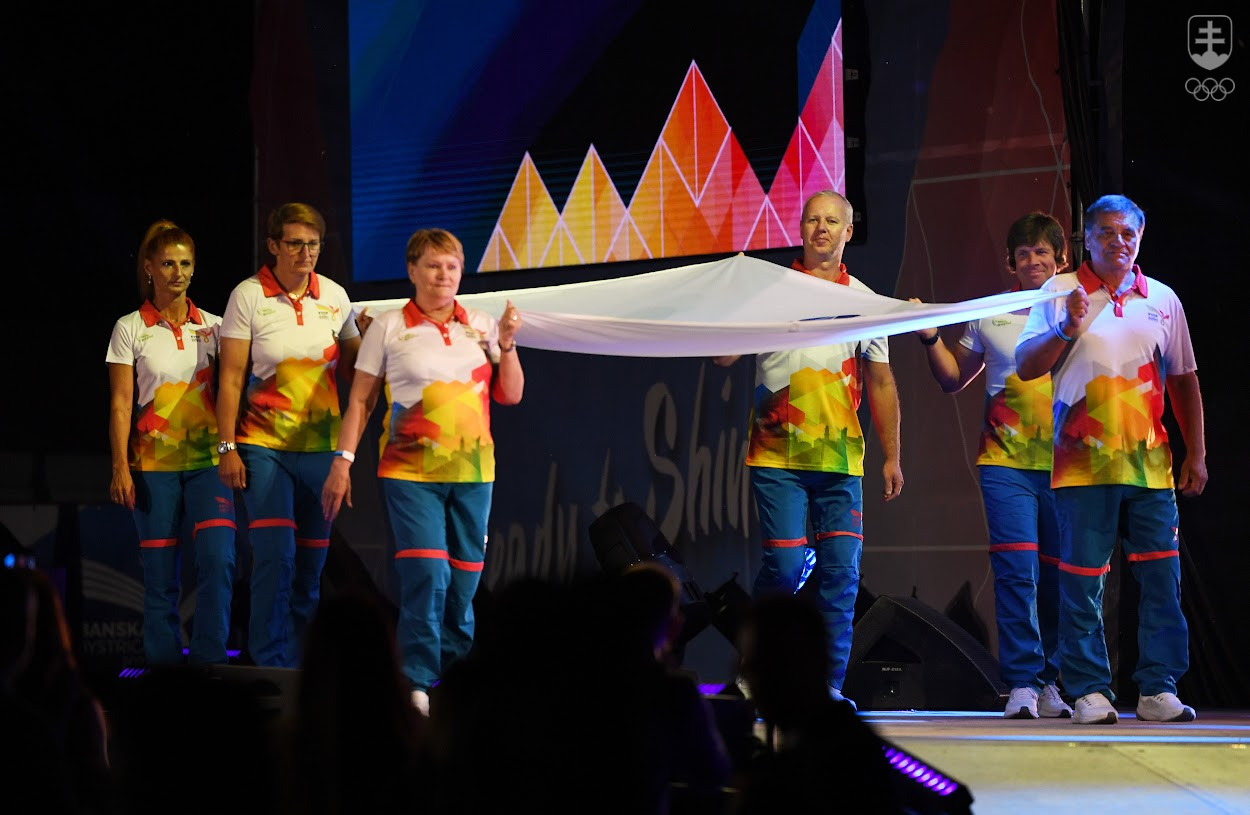 Vlajku Európskych olympijských výborov prinieslo šesť olympionikov, veľkých osobností histórie slovenského športu.
