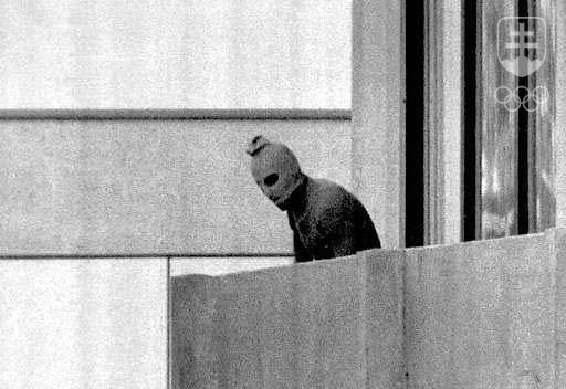 Jeden z palestínskych teroristov na balkóne budovy na Connollystrasse 31, v ktorej bývala izraelská výprava.