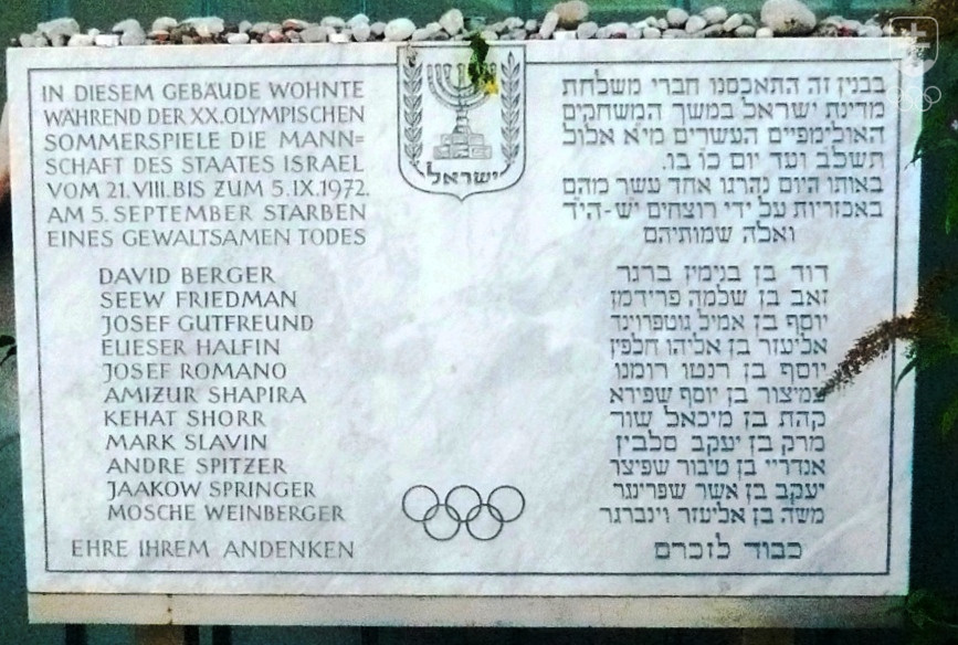 Pamätná tabuľa v nemčine a v hebrejčine s menami 11 obetí z radov členov olympijskej výpravy pred budovou na Connollystrasse 31.