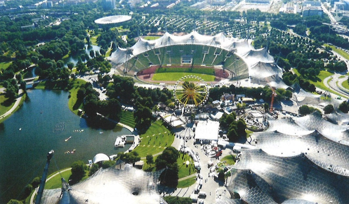 Mníchovský Olympijský park s unikátnym prekrytím viacerých športovísk sa v roku 1972 stal senzáciou a dodnes je obľúbeným miestom turistických návštev.