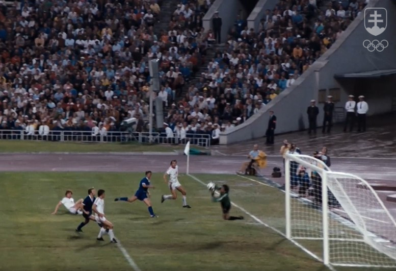 Momentka zo záveru finálového zápasu olympijského turnaja v Moskve 1980 medzi ČSSR a NDR (1:0) - Stanislav Seman pri úspešnom zákroku.