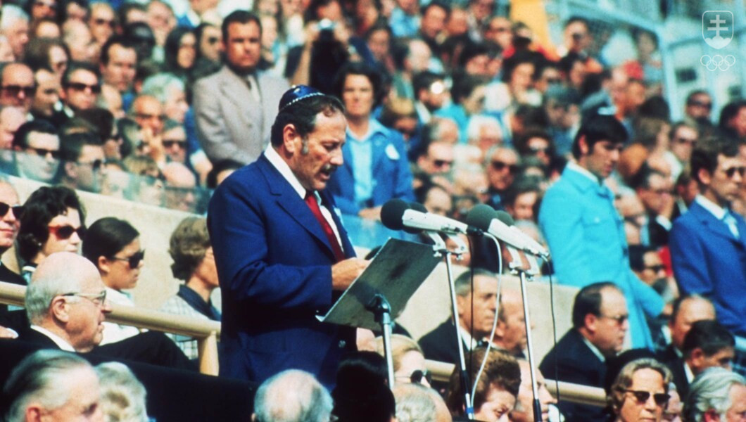 Vedúci izraelskej výpravy na OH 1972 Šmel Lalkin pri prejave počas tryzny za obete na Olympijskom štadión. Na snímke vľavo od neho prezident MOV Avery Brundage.