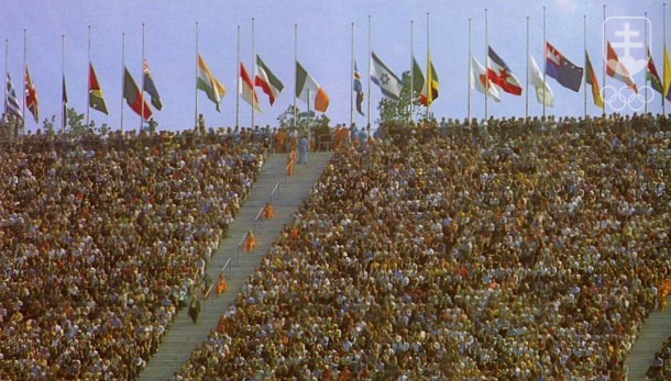 Počas mníchovskej tryzny za obete násilia z radov účastníkov OH boli všetky vlajky stiahnuté na pol žrde, ale roky požadovanej oficiálnej spomienky na obete teroru sa pozostalí dočkali až pri slávnostnom otvorení vlaňajších olympijských hier v Tokiu.