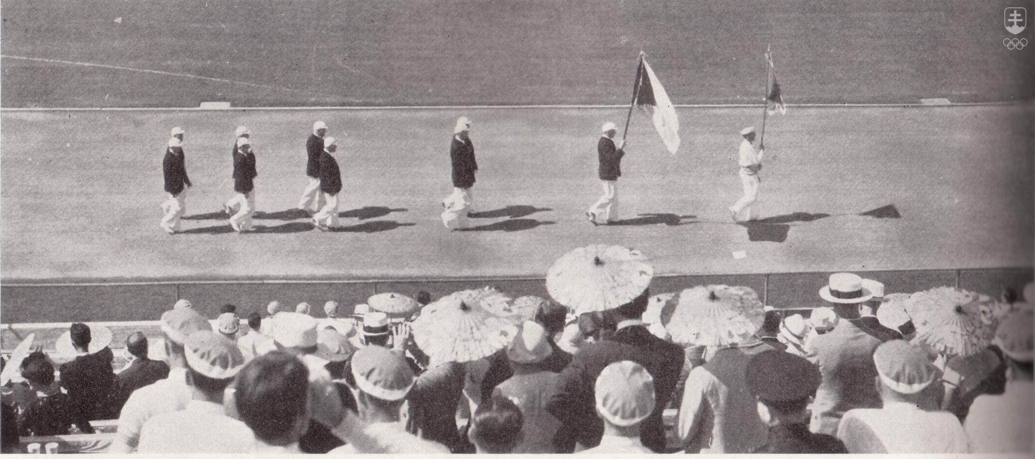 Nástup členov maličkej výpravy Československa na otváracom ceremoniáli.