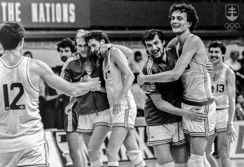 Momentka po zápase ČSSR - Izrael na ME 1981, ktoré sa hrali v ČSSR. Kropilák celkom vpravo.